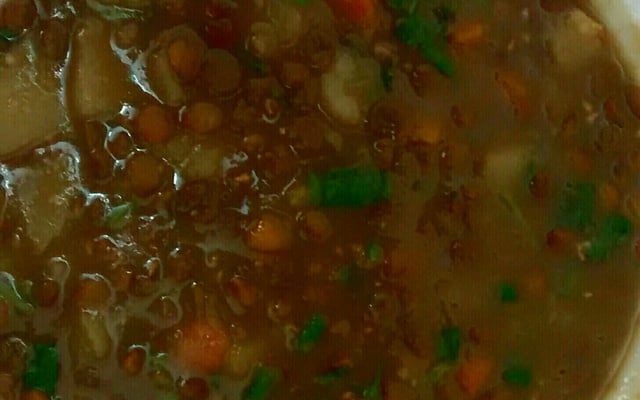 Sopa de lentilhas e legumes