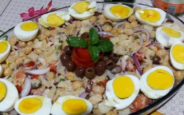 Salada de bacalhau com grão-de-bico e azeitona preta