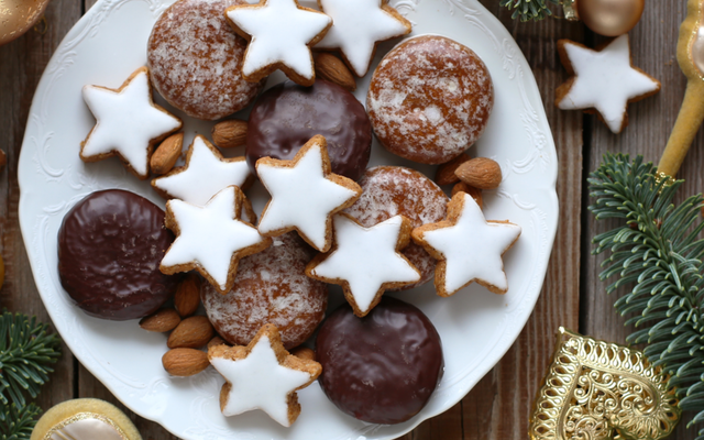 Bolachas de Natal de estrelas e círculos com glacê em cima