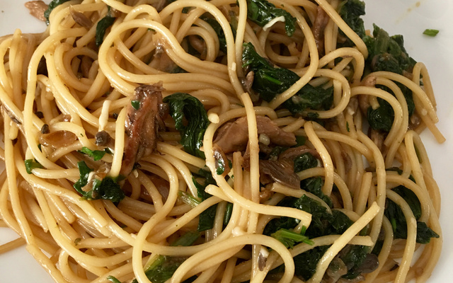 Espaguete com espinafre e shimeji