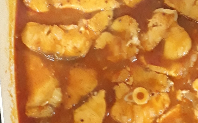 Cação ao molho vermelho