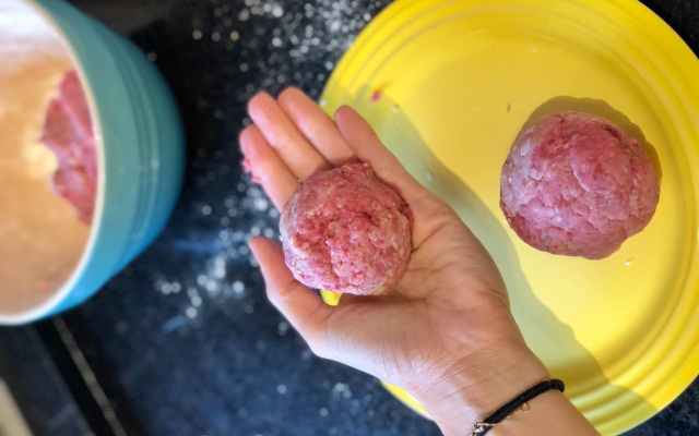 Polpetone recheado com queijo prato