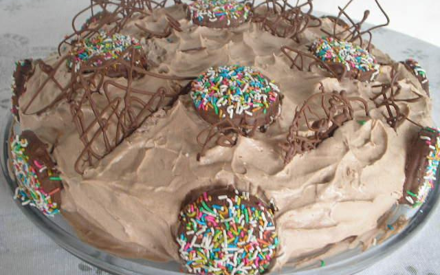 Bolo mousse de chocolate e mousse de beijinho