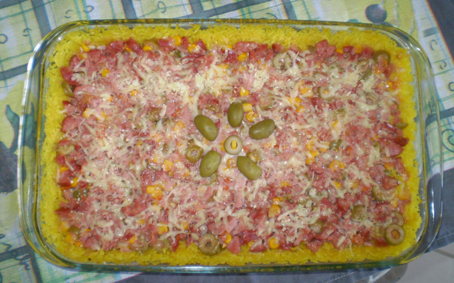 Torta de arroz com recheio de calabresa