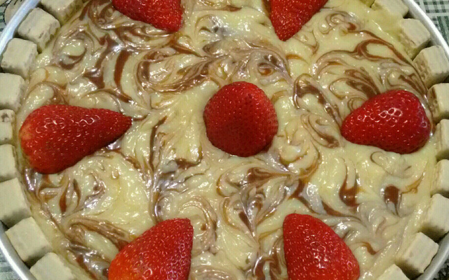 Bolo de bis com morango