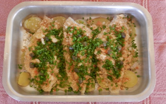Filé de linguado assado com crostas de pão e cheiro verde