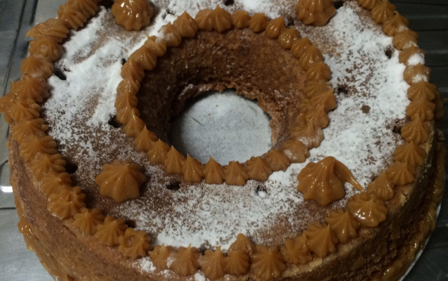 Bolo de canela com doce de leite