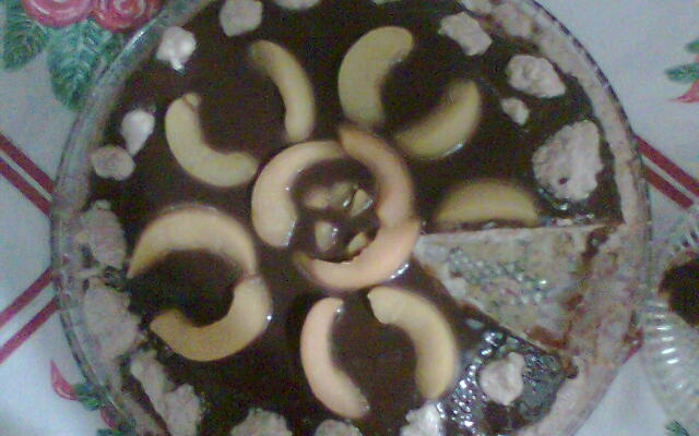 Bolo de pêssego com cobertura de chocolate