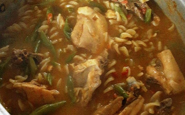 Ensopado de macarrão com vagem e frango