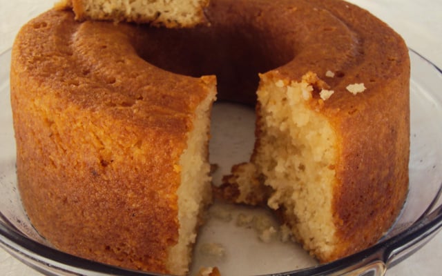 Bolo de abacaxi com caldo da casca
