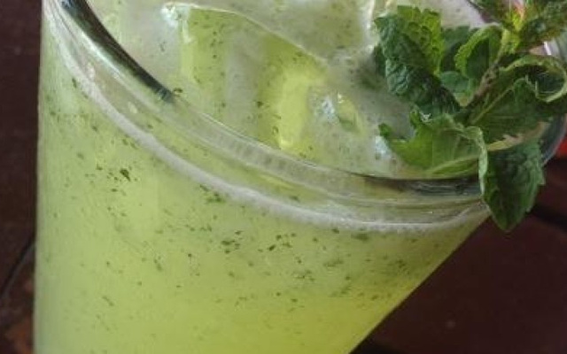 Chá verde com limão, gengibre e hortelã