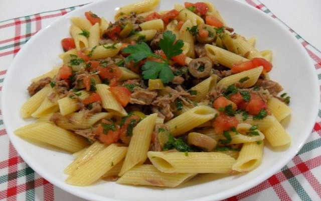 Salada de macarrão com carne fria e ervas