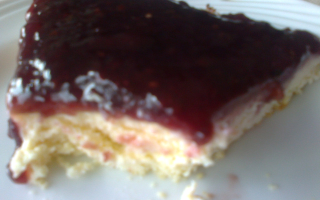 Torta de ricota com calda de amora