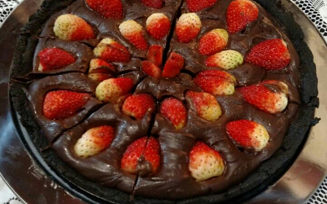 Torta de biscoito de chocolate recheado de baunilha, chocolate e morangos
