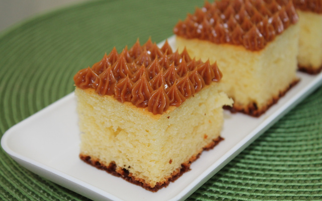 Bolo com cobertura de doce de leite