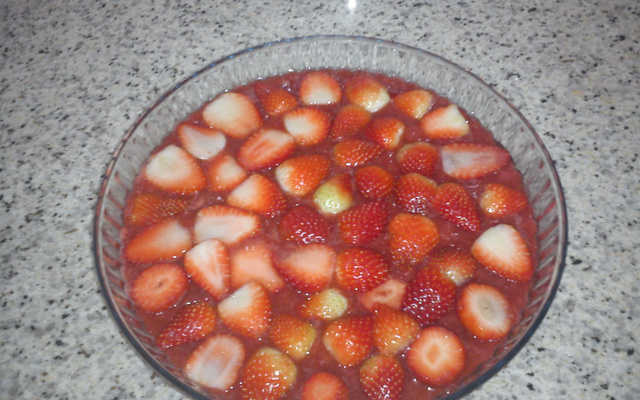 Brigadeirão com doce de morango