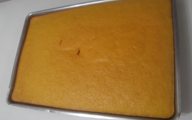 Bolo de cenoura e laranja com cobertura de chocolate