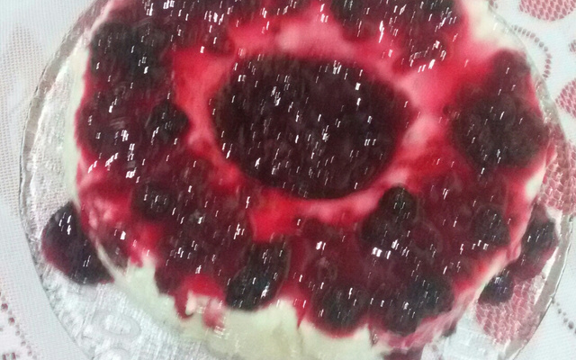 Manjar de coco com calda de morango