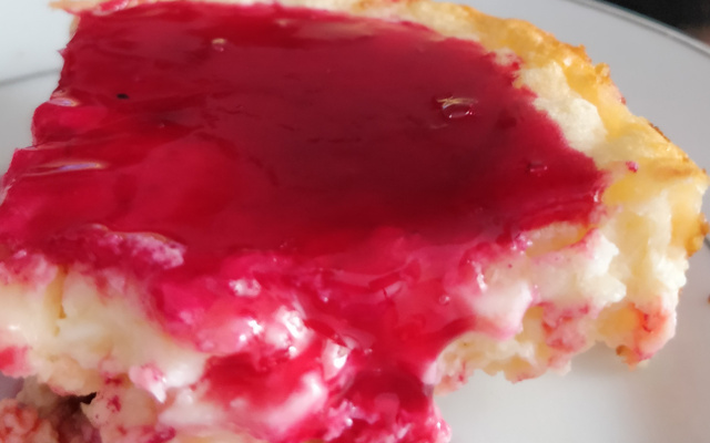 Torta de requeijão com cobertura de groselha