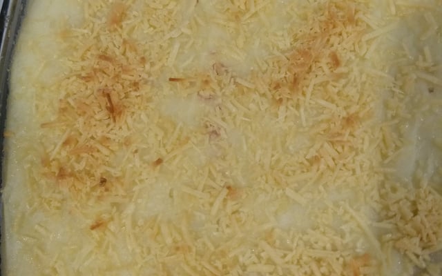 Escondidinho de carne seca com purê de batatas