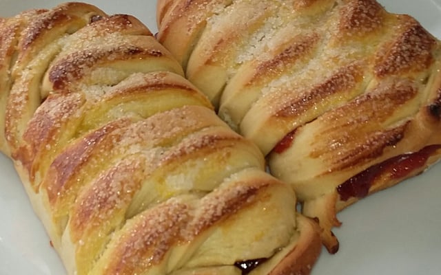 Pão recheado com goiabada