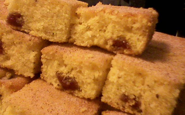 Bolo de fubá com goiabada