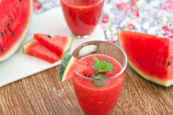 Suco de melancia com gengibre