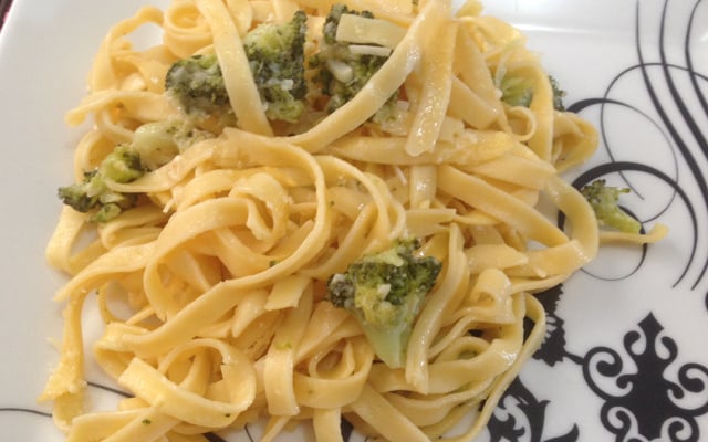 Talharim ao brócolis com alho e óleo