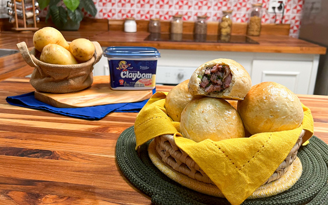 Pão de batata recheado com linguiça e queijo mussarela