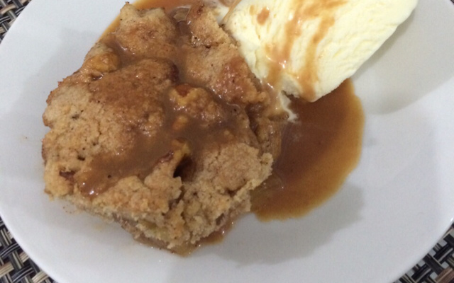 Torta de Maçã Crocante com Calda de Caramelo