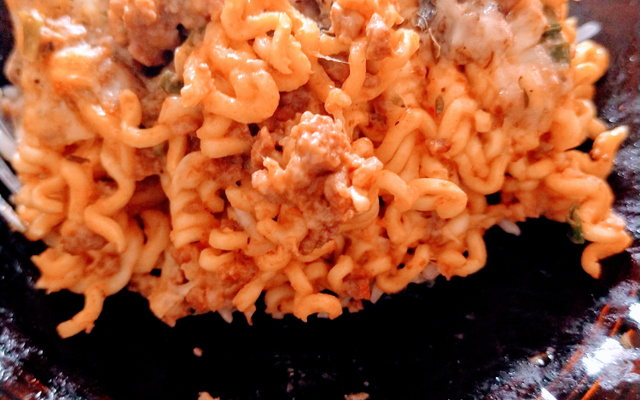 Lasanha de carne feita com miojo