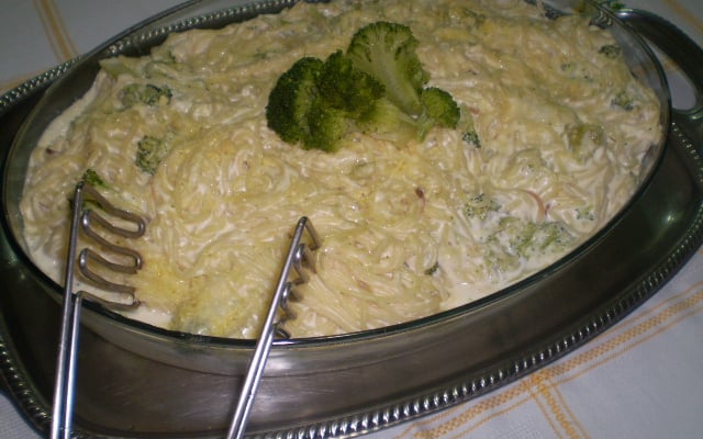 Macarrão com brócolis e mussarela