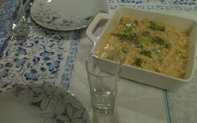 Macarrão com molho de queijo e brócolis