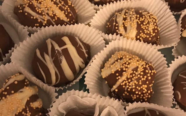 Bombons de morango e brigadeiro branco