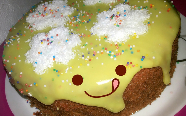 Bolo branco com calda de chocolate sem ovo