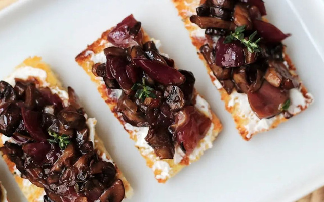 Bruschetta de cogumelos e uva