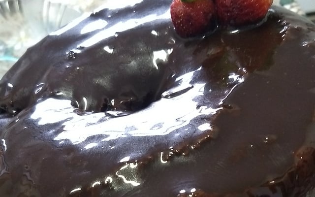 Bolo com doce de leite e morango da Tamy