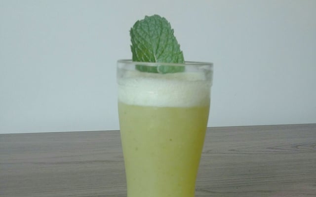 Suco de abacaxi com hortelã