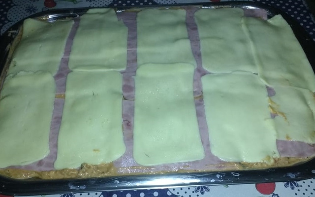 Lasanha mista com pão e banana