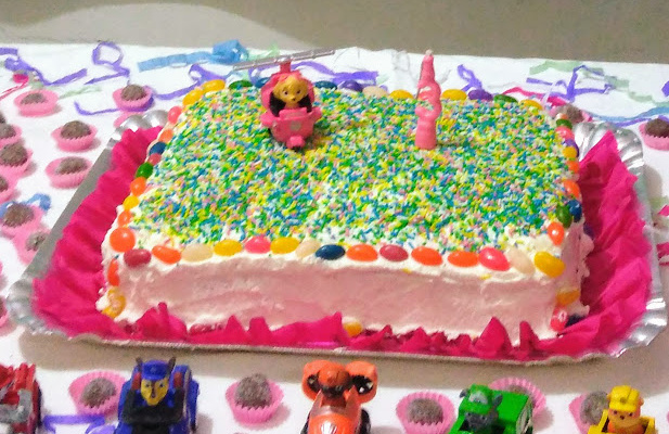 Bolo de aniversário colorido