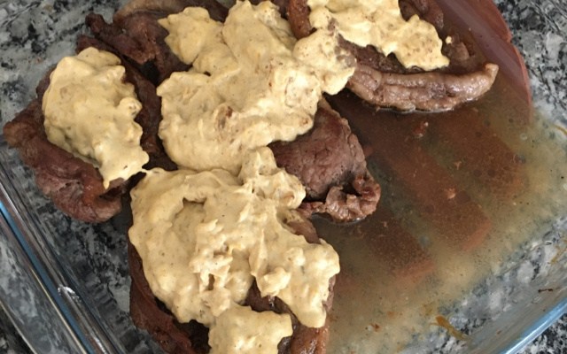 Bife com molho de mostarda