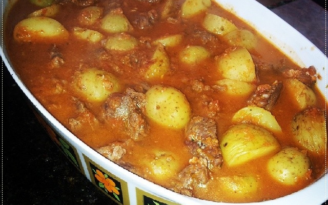 Acém ao molho com batata