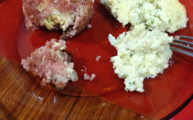 Empadinha de linguiça, recheada com ovo e queijo