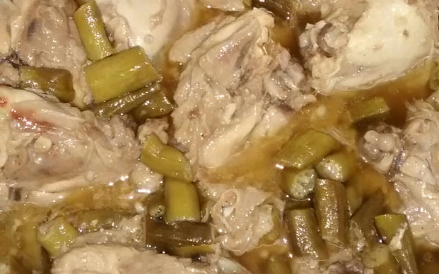 Sobrecoxa com quiabo