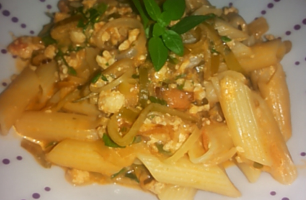 Penne com manjericão e alho poró