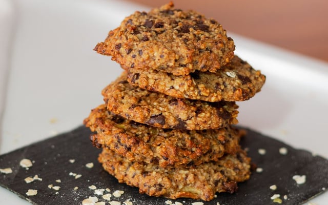Pilha de cookies de banana com aveia e gotas de chocolate
