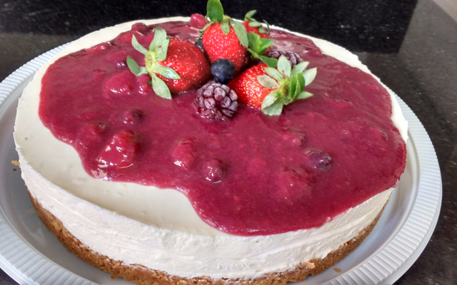 Cheesecake com calda de frutas vermelhas