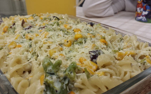 Macarrão com brócolis e molho branco