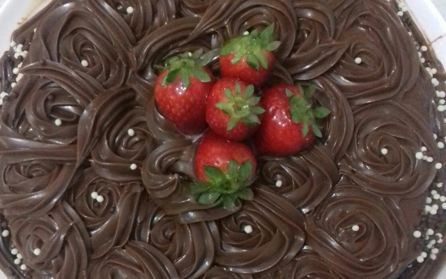 bolo de brigadeiro com morangos