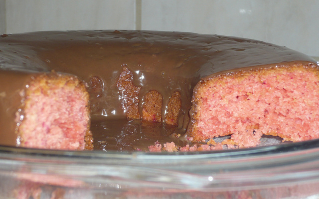 Bolo de massa vermelha com cobertura de chocolate